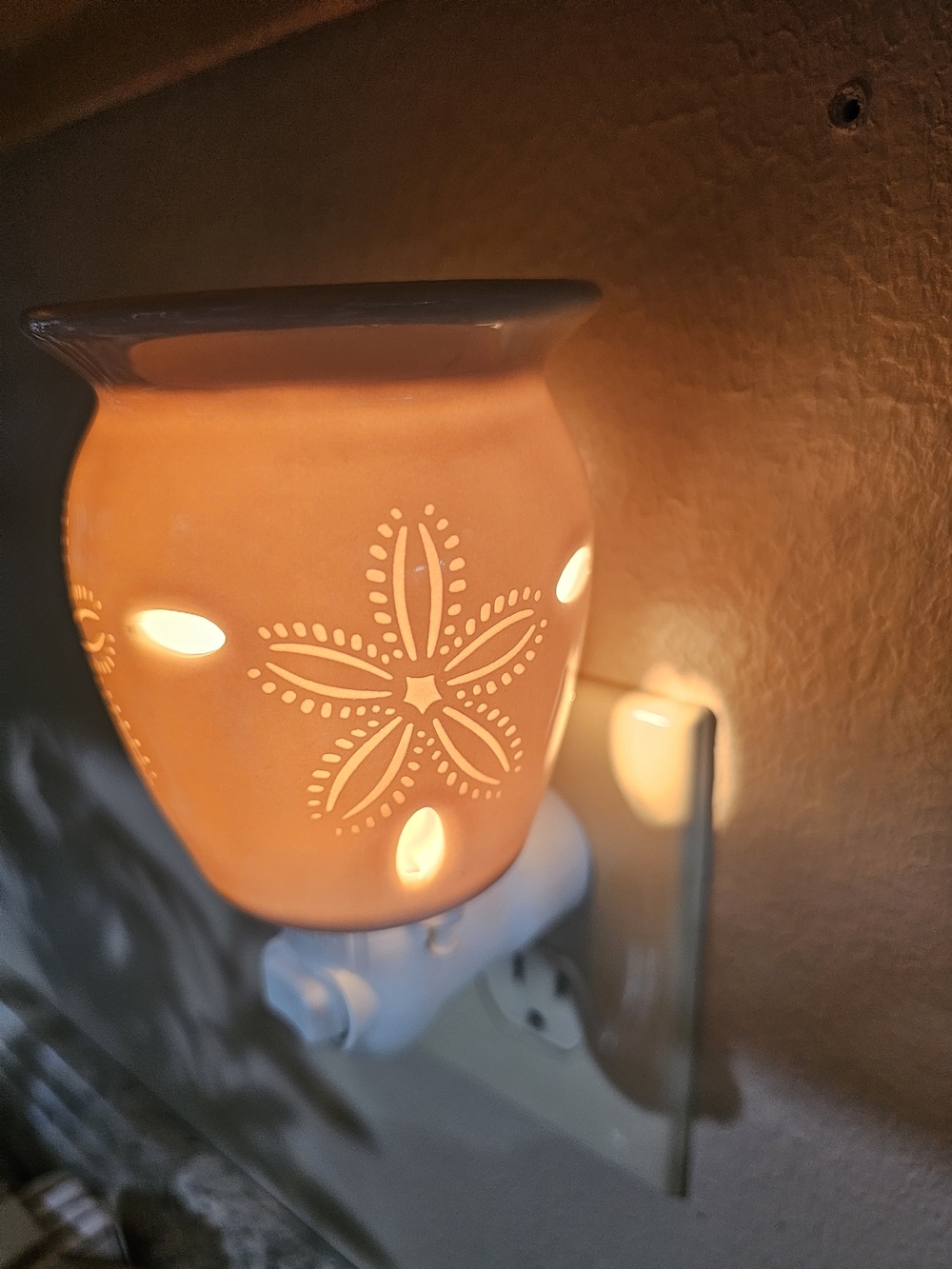 Scentsy "Sand Dollar" Ceramic Plug-In Warmer